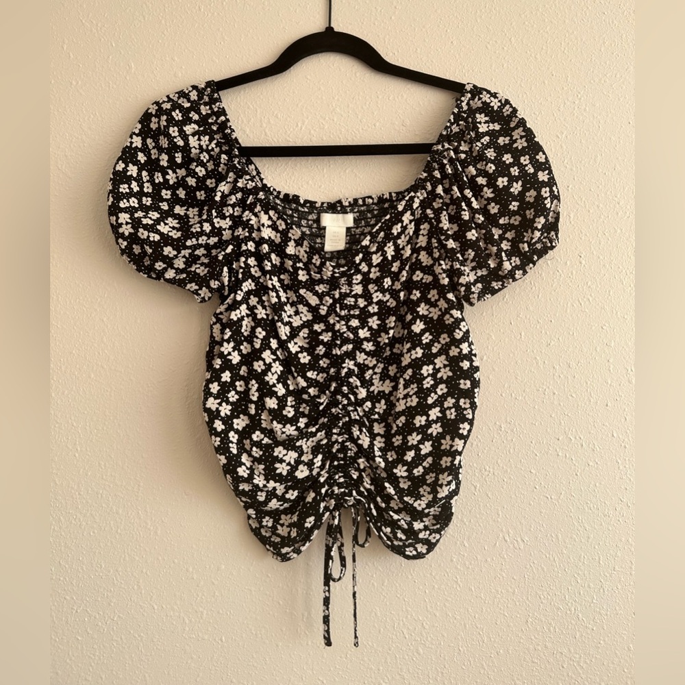 Puff sleeve flower print top in black and white - H&M
